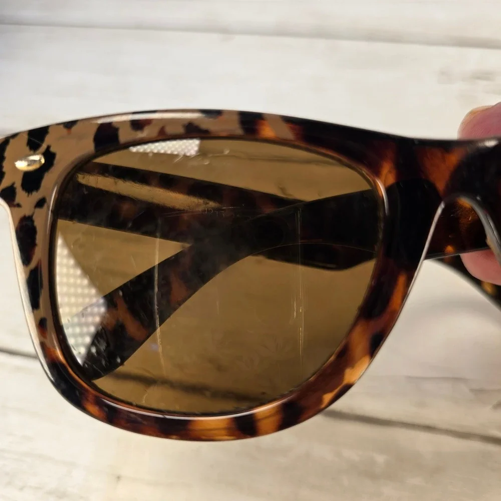 Betsey Johnson Leopard Tortoise Shell Wayfarer Sunglasses Brown Lens Red Heart
